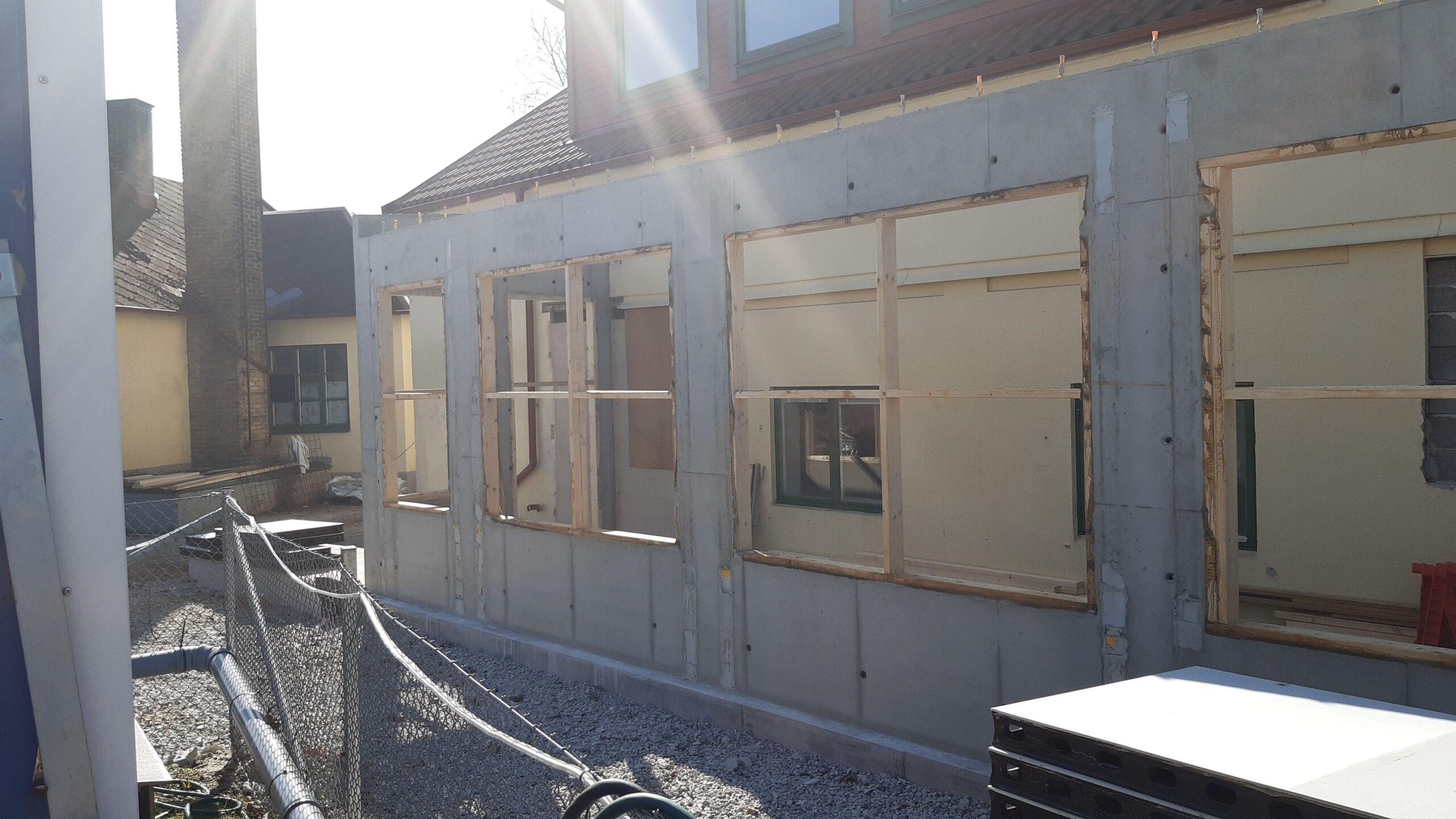 Tillbyggnaden växer Tillbyggnadens väggar
